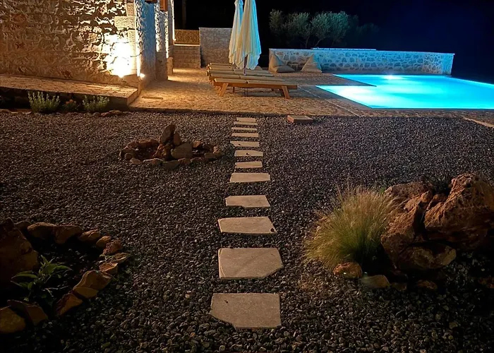 Pirgos Petropoulea * Agios Nikon